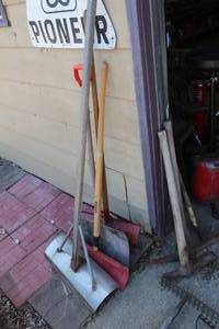 lot 784 image: Lot of (4) Metal Snow Shovels