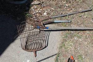 lot 789 image: Lot of (4) Vintage Pitchforks