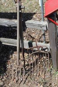 lot 790 image: Lot of (6) Vintage Pitchforks