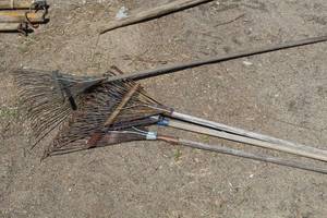 lot 798 image: Lot of (4) Metal Leaf Rakes