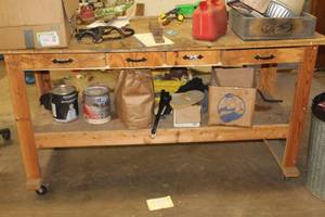 lot 811 image: Wood Rolling Work Bench