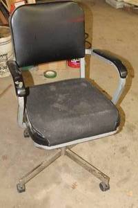 lot 818 image: Rolling Office Arm Chair