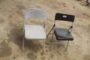lot 822 image: Lot of (2) Folding Chairs