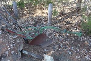 lot 827 image: Vintage John Deere 68 Plow