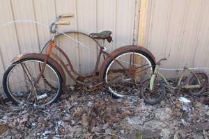 lot 837 image: Lot of (2) Vintage Girls Bicycles