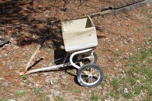 lot 839 image: Tow-Behind Spreader