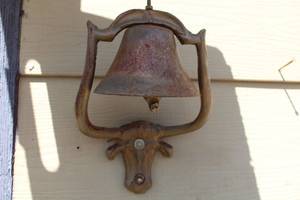 lot 851 image: Vintage Wall-Mount Dinner Bell