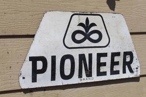 lot 853 image: Vintage Pioneer Wood Wall Dcor