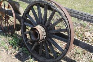 lot 882 image: Vintage 36 Wagon Wheel