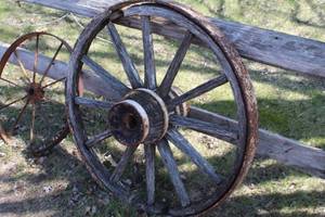 lot 884 image: Vintage 36 Wagon Wheel