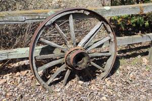 lot 889 image: Vintage 36 Wagon Wheel