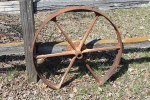 lot 891 image: Vintage 32 Wagon Wheel
