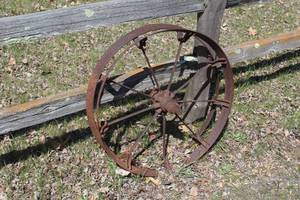 lot 892 image: Vintage 30 Wagon Wheel