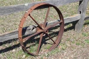 lot 894 image: Vintage 32 Wagon Wheel