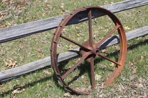 lot 895 image: Vintage 32 Wagon Wheel