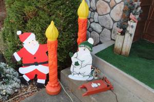 lot 914 image: Santa and Snowman Dcor, (2) Lights