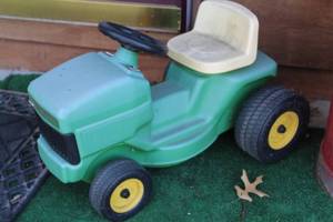 lot 919 image: John Deere Childrens Plastic Rider Lawn Mower