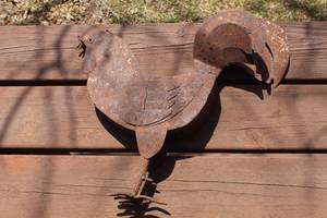lot 945 image: Rooster Metal Dcor