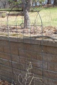 lot 977 image: Metal Wire Garden Dcor