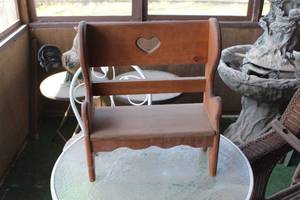 lot 1005 image: Wood Bench