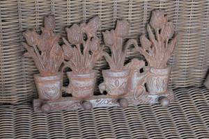 lot 1015 image: Flower Pots Metal Key Holder Wall Art