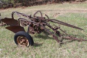 lot 612 image: John Deere 583 Plow