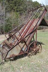 lot 606 image: Vintage Hay Loader