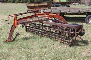 lot 592 image: New Idea No. 400 Hay Rake