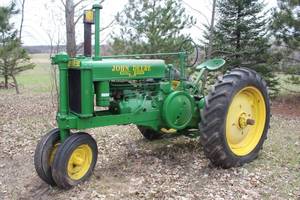 lot 576 image: John Deere Model Unstyled G Tractor