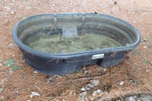 lot 1027 image: Rubbermaid Plastic Water Trough