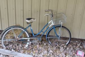lot 1033 image: Vintage Skybolt Womens Single Speed Bicycle