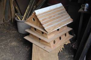 lot 1042 image: Wood Bird House
