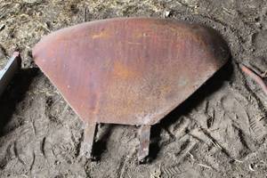 lot 1046 image: Tractor Rear Fender