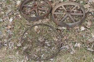 lot 1055 image: Lot of (3) Vintage 15 Tire Rims