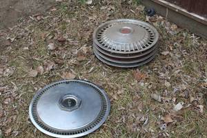 lot 1054 image: Lot of (5) Vintage Automotive Hubcaps