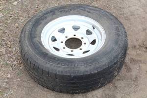 lot 1058 image: Cooper Discoverer LT24575R16 Tire with 8-lug 16 Wheel