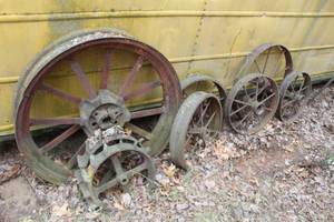 lot 1077 image: Lot of (8) Metal Tractor Wheels