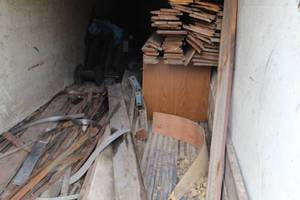 lot 1078 image: Contents of Trailer - Benchmaster Tools No. 415, Scrap Wood, Scrap Metal