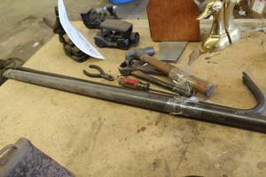 lot 1097 image: Lot of (6) Hand Tools - 50 Pry Bar, 35 Pry Bar, Hammer, Metal Shop Tongs, Screwdriver, Wire Cutters