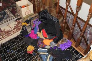 lot 123 image: Gloves, Scarves, Hats