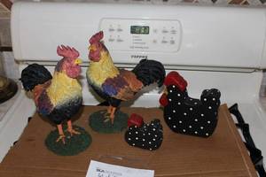 lot 101 image: Lot of (4) Rooster Theme Table Dcor