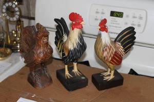lot 106 image: Lot of (3) Rooster Theme Table Dcor