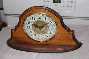 lot 109 image: Wood Mantle Clock