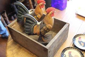 lot 116 image: Rooster Theme Dcor - (2) Statues, (3) Collectors Plates with Plate Holder