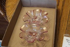 lot 125 image: Mikasa Pink Petal Theme Decorative Bowl