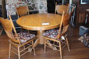 lot 142 image: Kitchen Table with (4) Chairs, (1) Leaf