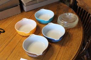 lot 153 image: Lot of (4) Pyrex Bakeware with Clear Lid
