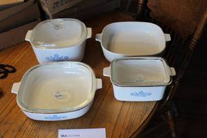 lot 154 image: Lot of (4) Corning Ware Bakeware with Clear Lid