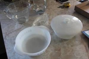 lot 170 image: Lot of (5) Kitchenwares - Relish Tray, Basket, Measuring Cup, (2) True King Cookware