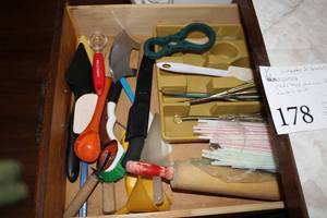 lot 178 image: Plastic Bags, Aluminum Foil, Hamilton Beach Electric Knife, Parhment Paper